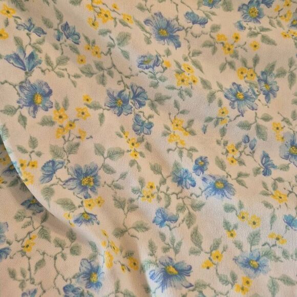 Fabric, White Blue & Yellow Floral Poly/Spandex 60" x 2 yds - Picture 2 of 4